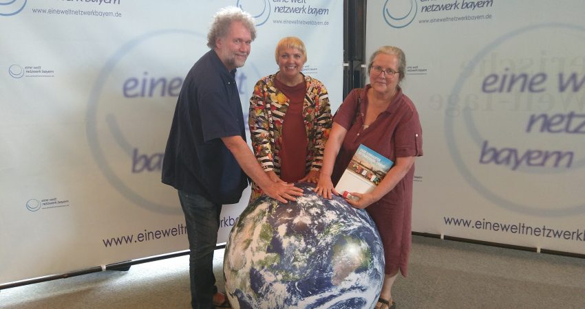 Claudia Roth in Augsburg mit Anita und Dieter Fuchs für die Eine-Welt.